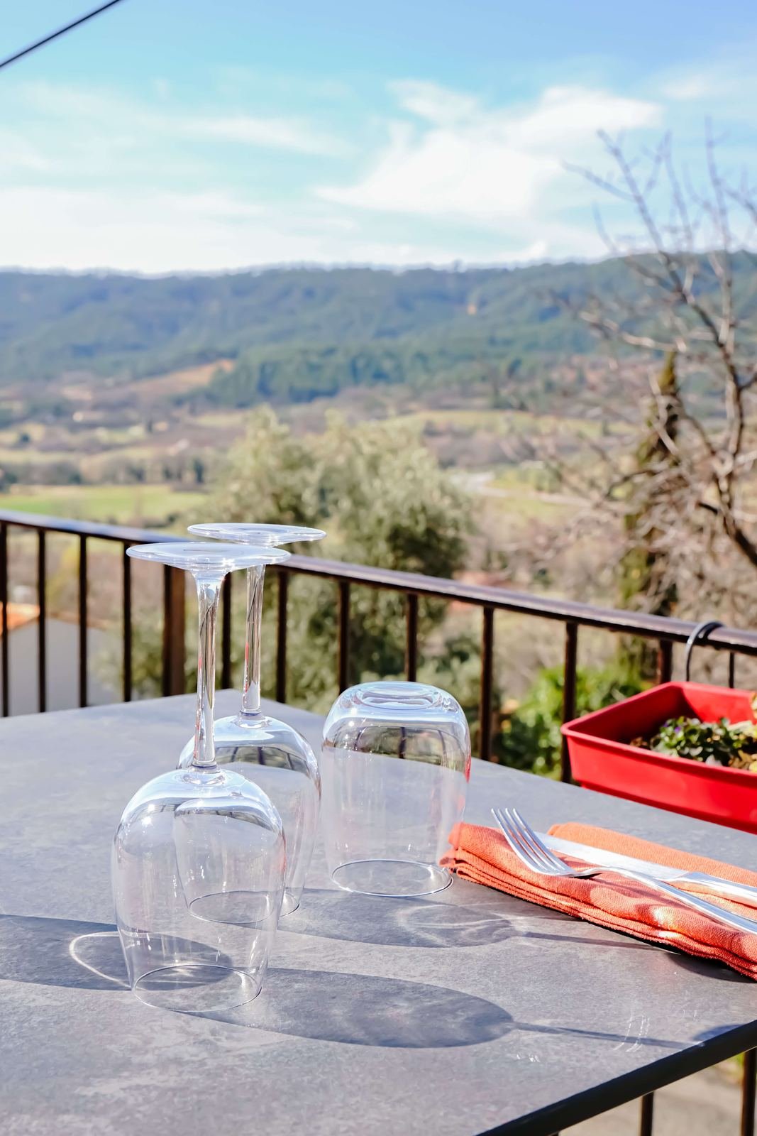Table dressée sur la terrasse, vue sur la vallée